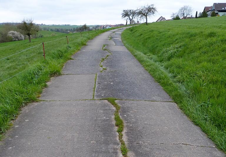 Risse und Flickenteppich unterschiedlicher Materialien: So schaut der Salzbergweg zwischen Kläranlage und Sportgelände aus. Im Jahr 2024 soll er saniert werden.