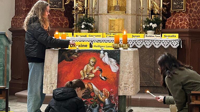 In der Antoniterkirche beteten die Schülerinnen mit den Besuchern des Weihnachtsbasars um Frieden in der Welt.