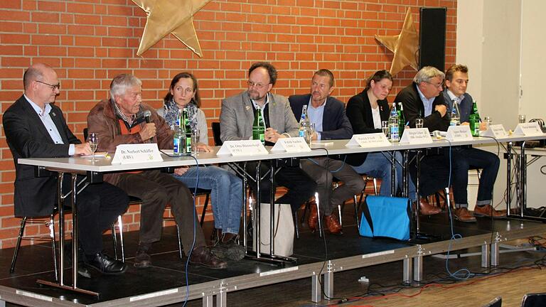 Was hat das Volksbegehren "Rettet die Bienen" gebracht und wie geht es weiter? Bei der Diskussion in Kitzingen gab es teilweise sehr emotionale Debatten, insbesondere mit dem Publikum. Was hat das Volksbegehren "Rettet die Bienen" gebracht und wie geht es weiter? Bei der Diskussion in Kitzingen gab es teilweise sehr emotionale Debatten, insbesondere mit dem Publikum.