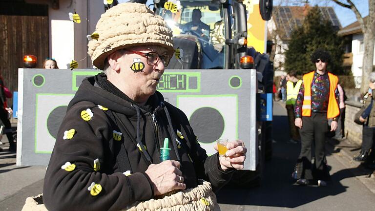 Gute Stimmung beim Straßenfasching in Waldfenster.