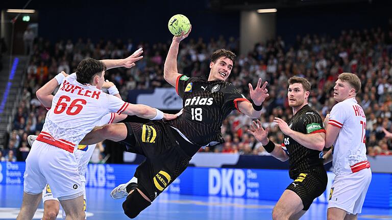 Deutschland - Österreich - Julian Köster (M) kann seine Leistung im Vergleich zum Donnerstag steigern. Deutschland - Österreich - Julian Köster (M) kann seine Leistung im Vergleich zum Donnerstag steigern.