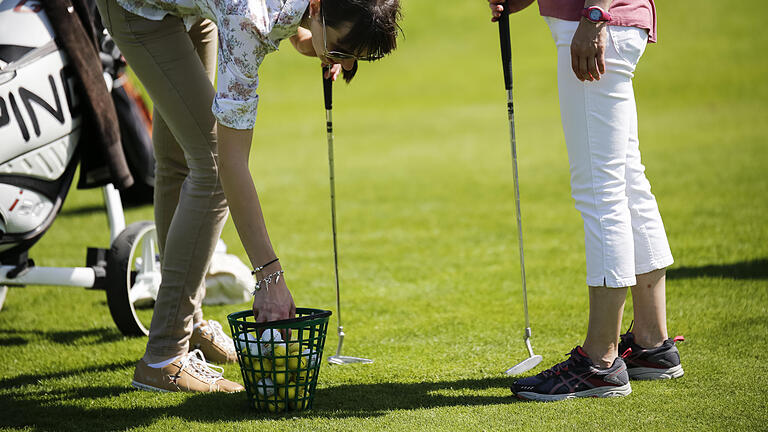 Auf dem Grün wird es endlich leichter: Hier sollen die Bälle in den Löchern versenkt werden, ein bisschen wie beim Minigolf.