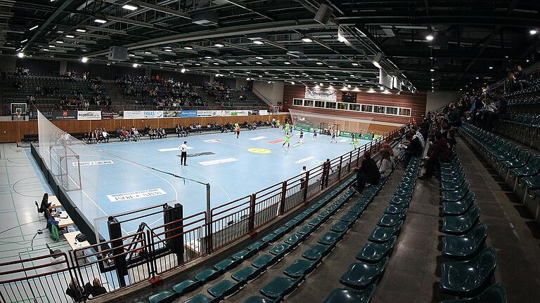 Nach zwei Heimspielen mit wenigen Zuschauern in der s.Oliver Arena müssen die Zweitliga-Handballer der DJK Rimpar Wölfe zumindest bis Ende November mit leeren Rängen auskommen.&nbsp;