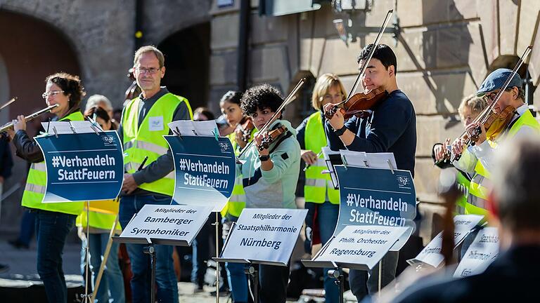 Am vergangenen Wochenende machten die Musiker der Staatsbad Philharmonie Bad Kissingen auf ihre Lage bei einem Flashmob aufmerksam. Vor Ort waren Mitglieder verschiedener Ensembles. Nun äußert sich Bad Kissingens OB. Foto: Silvia Gralla       -  Am vergangenen Wochenende machten die Musiker der Staatsbad Philharmonie Bad Kissingen auf ihre Lage bei einem Flashmob aufmerksam. Vor Ort waren Mitglieder verschiedener Ensembles. Nun äußert sich Bad Kissingens OB. Foto: Silvia Gralla