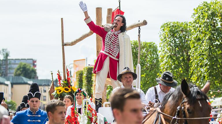 Zahlreiche Menschen werden wohl am Sonntag den historischen Festzug zum Rakoczy-Fest in Bad Kissingen verfolgen.