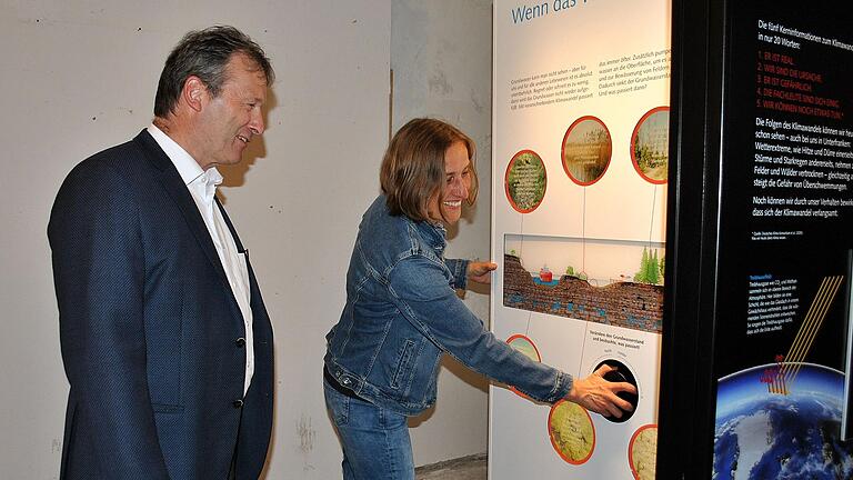 Silvia Jetschni und Bürgermeister Thomas Helbling eröffneten die Ausstellung 'Trinkwasser für Unterfranken' und beantworteten Fragen.