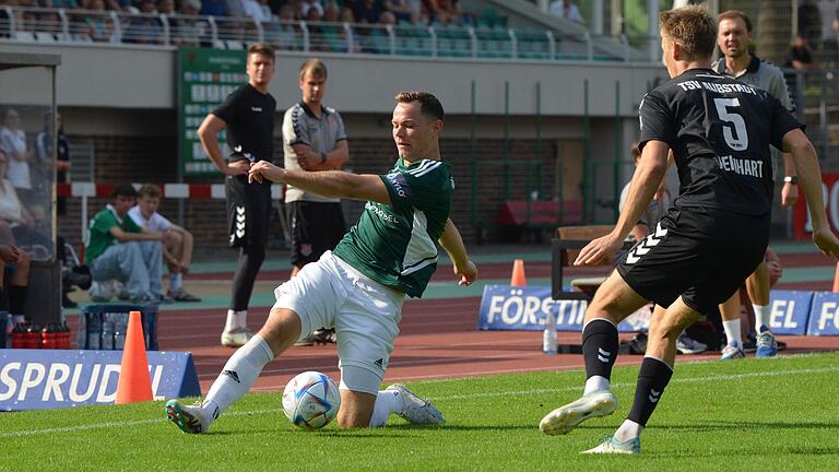 Marc Hänschke (links) vom FC 05 Schweinfurt ist vor Nicolas Reinhart (rechts) vom TSV Aubstadt am Ball.