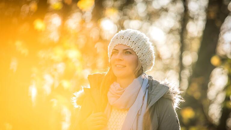 Eine Frau macht einen Herbstspaziergang       -  Wer zuversichtlich ist und handelt, stärkt die Resilienz. Und das kann man üben.