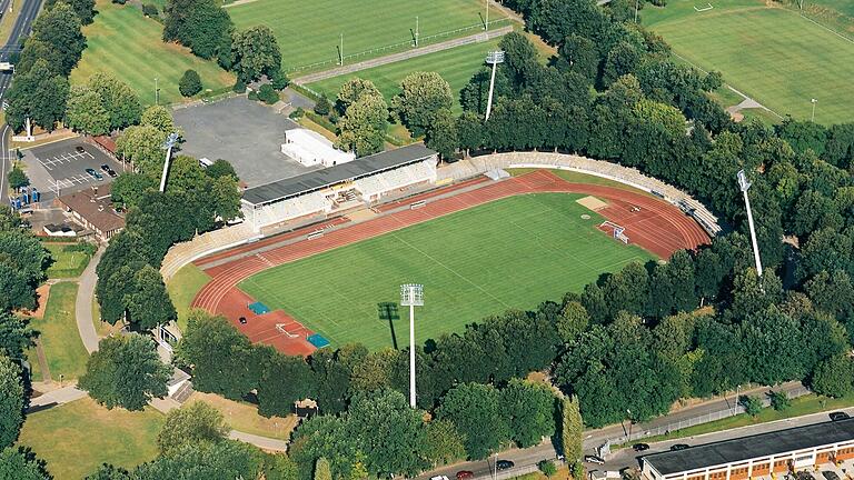 Rasenheizung und zusätzliche Sitzplätze: Nur zwei von mehreren Baustellen, um das Sachs-Stadion drittligatauglich zu machen. Rasenheizung und zusätzliche Sitzplätze: Nur zwei von mehreren Baustellen, um das Sachs-Stadion drittligatauglich zu machen.