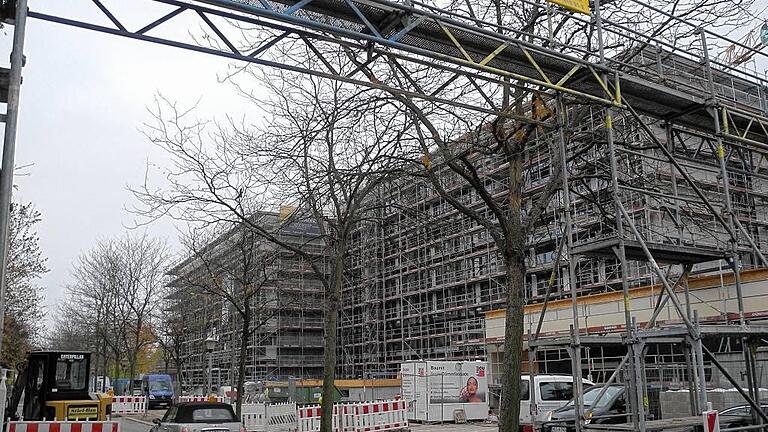 Eingerüstet: Der Umbau Kurparkklinik in Bad Neustadt geht zügig voran. Ende April soll dort die Psychosomatische Klinik einziehen – allerdings ohne die Abteilung Rehabilitation. Den Bereich wird es erst einmal nicht mehr geben. Eingerüstet: Der Umbau Kurparkklinik in Bad Neustadt geht zügig voran. Ende April soll dort die Psychosomatische Klinik einziehen – allerdings ohne die Abteilung Rehabilitation. Den Bereich wird es erst einmal nicht mehr geben.