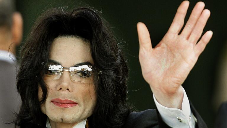 Michael Jackson 2005 bei der Ankunft am Gerichtsgebäude in Santa Barbara. Er wurde damals von allen Missbrauchsvorwürfen freigesprochen, doch ein neuer Dokumentarfilm hat die Diskussion neu entfacht.