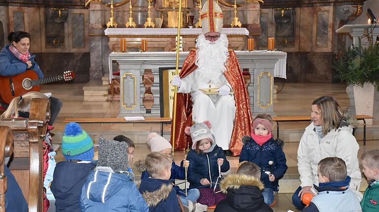 Lasst uns froh und munter sein. Richtig feierlich wurde es mit dem echten Bischof-Nikolaus (Rainer Kleedörfer) in der Wipfelder Kirche. Die Kinder und das Team des Gemeindekindergartens um Leiterin Barbara Bielefeldt (rechts) haben sich viel einfallen lassen, um den Nikolaus eine gute halbe Stunde lang mit Liedern und kleinen Geschichten zu erfreuen.