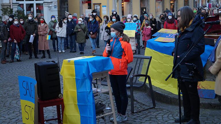 Flagge für die Ukraine zeigten am Dienstag bei einer Mahnwache etwa 250 Menschen am Kitzinger Marktplatz. Die Stadt will nun mit einer Spende ihre Solidarität demonstrieren.