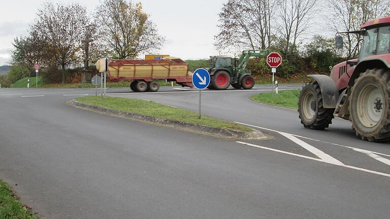 Die Straßenkreuzung zwischen dem Ortsverbindungsweg Langendorf-Elfershausen und der Kreisstraße 37 stufte die Langendorferin Anita Seibold als 'gefährlich' ein und empfahl ein Geschwindigkeitslimit. Die Verkehrsbehörde am Landratsamt sieht hier je...       -  Die Straßenkreuzung zwischen dem Ortsverbindungsweg Langendorf-Elfershausen und der Kreisstraße 37 stufte die Langendorferin Anita Seibold als 'gefährlich' ein und empfahl ein Geschwindigkeitslimit. Die Verkehrsbehörde am Landratsamt sieht hier jedoch keinen Unfall-Schwerpunkt.