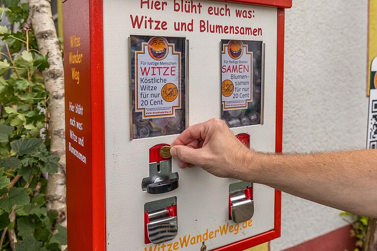 Am Landgasthof Krug in Dechendorf gibt es noch mehr lustige Unterhaltung. Dort befindet sich ein Witze-Automat.