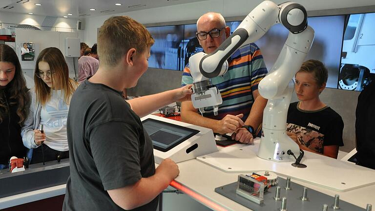 Die Jugendlichen konnten selbst einen Roboter programmieren.