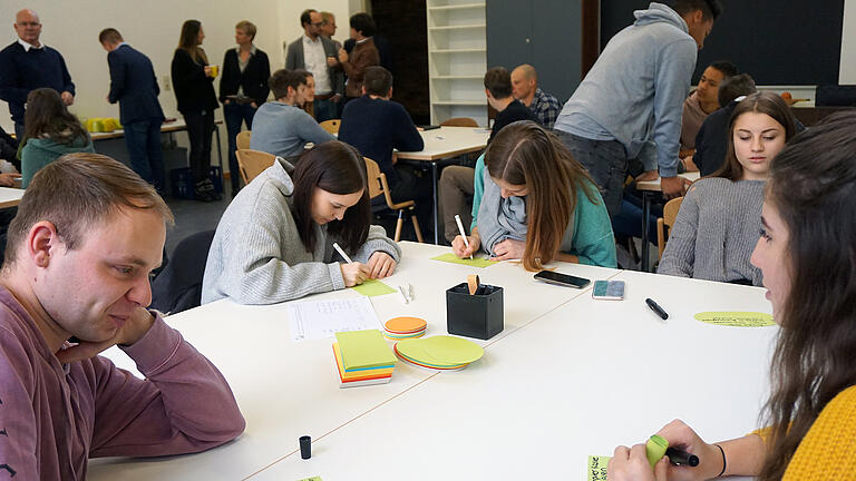 Teamwork ist angesagt, wenn bei der Azubiakademie gearbeitet wird.