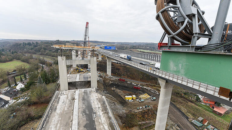 Blick von der Noch-Brücke auf die bereits abgelassenen Fahrbahnteile. Von kommendem Montag bis voraussichtlich Ende Februar wird die Stuttgarter Straße in Höhe der Talbrücke der A3 gesperrt. Rechts im Bild die bereits fertig gestellte nördliche Brücke.&nbsp;