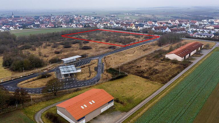 Geldersheim will vorzeitig ein 1,8 Hektar großes Filetstück (rot umrandet) der Konversionsfläche am westlichen Rand der Conn Barracks kaufen. Dort will die Gemeinde ihren neuen Bauhof errichten.