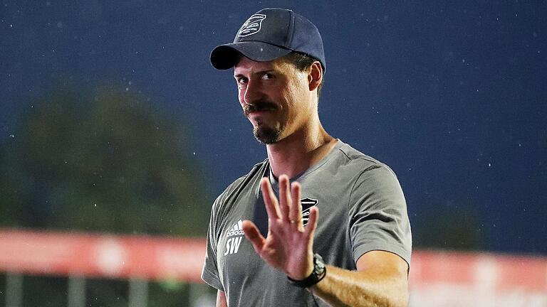 Unterhachings Trainer und TV-Experte Sandro Wagner verlässt den Dallenberg als Sieger mit einem Lächeln.