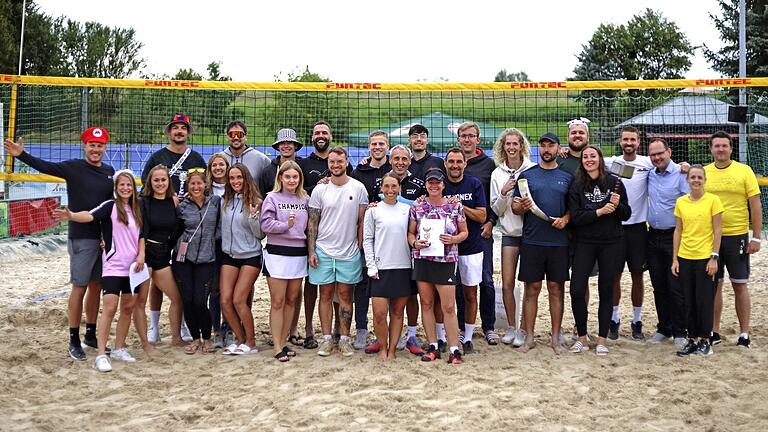 Die Stimmung und das Wetter haben gepasst beim Can-Cup Gedächtnis-Turnier in Wiesenfeld. Der diesjährige Schirmherr, Karlstadts Bürgermeister Michael Hombach (im blauen Hemd) gratulierte den Sieger-Teams im Beachvolleyball und auf den Tennisplätzen.