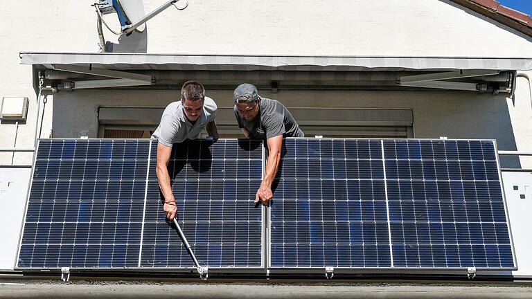 Große Nachfrage herrscht derzeit nach solchen Balkonsolaranlagen. Doch Fördergelder sind in Mainfranken nicht überall zu bekommen – aus unterschiedlichen Gründen. Das Bild zeigt Monteure der Main-Steckersolar GmbH bei der Installation einer Anlage an einer Privatwohnung im Würzburger Stadtteil Versbach.