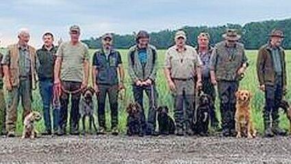 Von links: Marcel Zimmermann, Richterobmann Sebastian Müller, Julia Brimer, Dorothea Gebert, Björn Wilschke, Meike Kortenbruck, Peter Keck, Ausbilder Julian Grundhuber, Andreas Brust, Joachim Lutz, Frank Haßlinger, Dietmar Nees, Hans Keß, Joachim ...       -  Von links: Marcel Zimmermann, Richterobmann Sebastian Müller, Julia Brimer, Dorothea Gebert, Björn Wilschke, Meike Kortenbruck, Peter Keck, Ausbilder Julian Grundhuber, Andreas Brust, Joachim Lutz, Frank Haßlinger, Dietmar Nees, Hans Keß, Joachim Bühner, Egon Markert, Bernd Heilmann, Jörg Hagedorn, Mitrichter Andreas Ruppert, Ausbilder und Mitrichter Erwin Schmelz, Vorsitzender Helmut Fischer