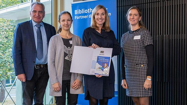 Verleihung des Gütesiegels an die UB Würzburg: Bundestagsabgeordneter Paul Lehrieder, Katrin Fernandez, Kultusministerin Anna Stolz MdL und&nbsp; Judith Roth-Jörg.