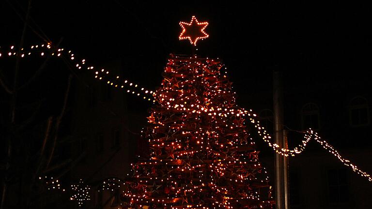 Einen Christbaum aus Holzstangen: ein Markenzeichen der Lebenshilfe-Werkstatt.       -  Einen Christbaum aus Holzstangen: ein Markenzeichen der Lebenshilfe-Werkstatt.