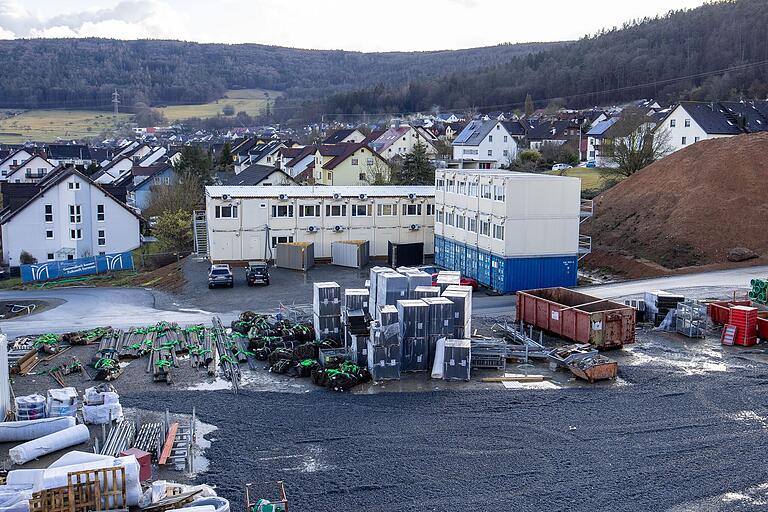 Neben der Baustelle ist ein Containerdorf entstanden. Hier gibt es Besprechungsräume sowie Toiletten- und Pausenräume für die Arbeiter.