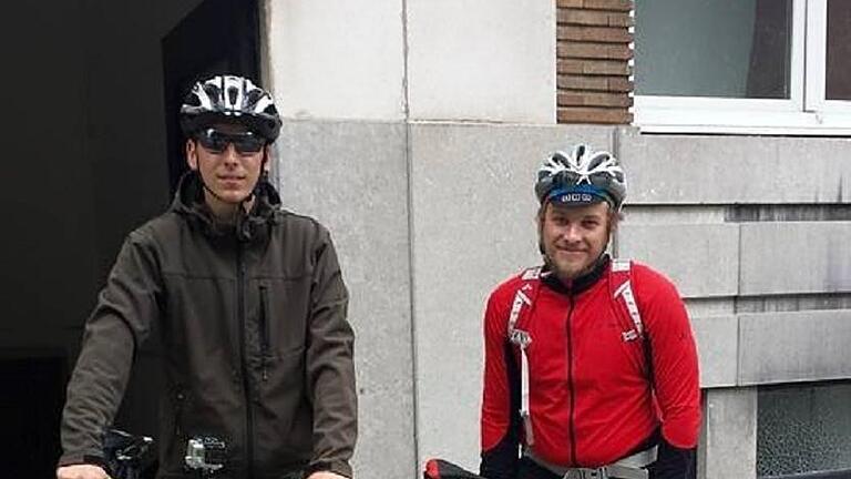 Maximilian Sittler und sein körperbehinderter Bruder Sven aus Hain radelten über 1000 Kilometer von Würzburg nach London, wo sie ihre Schwester Nadja besuchten.