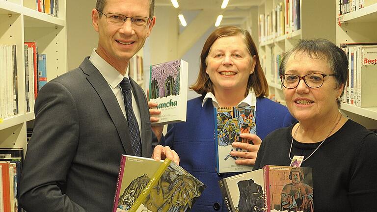 Autorin Helene Köppel (rechts) übergab ihre Romanreihe Bücher an Anita Kaltenbach (Leiterin Stadtbücherei) und Schweinfurts Oberbürgermeister Sebastian Remelé.