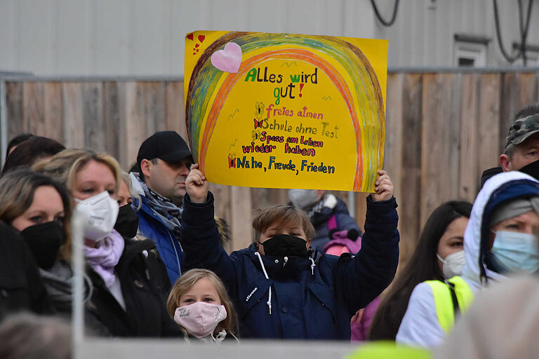 Kinder hielten gemalte Plakate hoch, auf denen sie Schule ohne Maske und Tests forderten.