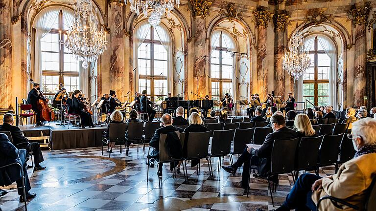 Das&nbsp; Mahler Chamber Orchestra im Kaisersaal der Residenz. Die vielen freien Plätze sind nicht auf mangelndes Publikumsinteresse, sondern die Hygienevorgaben zurückzuführen.