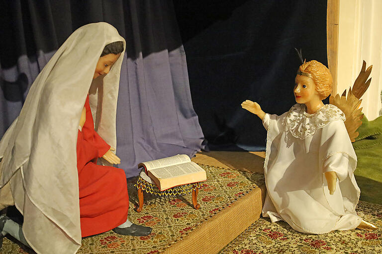 Maria und der Engel Gabriel bilden die erste Szene der Oberzeller Weihnachtskrippe.