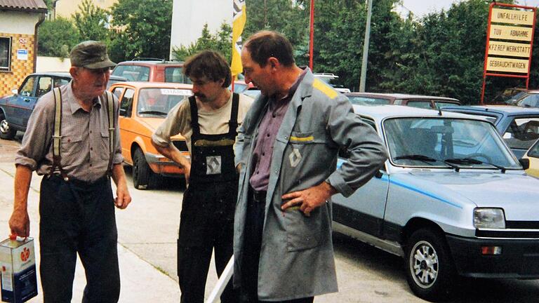 Seit 52 Jahren werden bei den Högners in Stadtschwarzach Autos repariert und verkauft. Das Bild von 1992 zeigt drei Generationen: (von links) Schmiedemeister Kilian Högner, sein Enkel und damaliger Geselle Hans Jürgen Högner und sein Sohn, Kfz-Meister Horst Högner (Firmengründer).