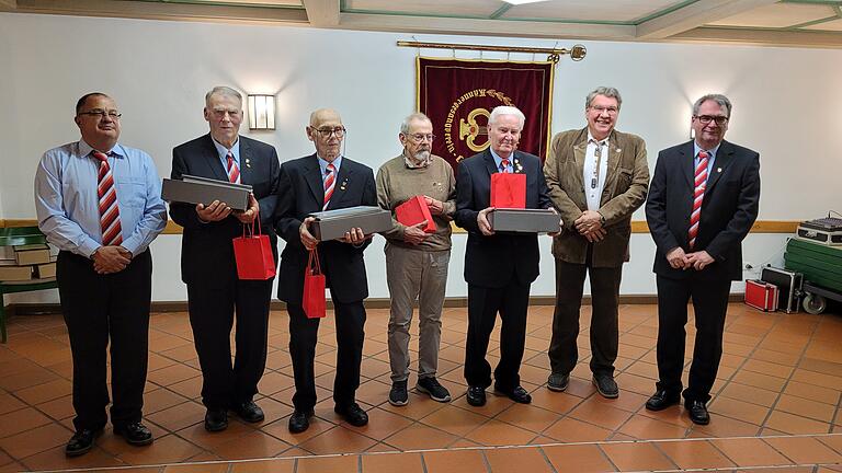 Erik Greulich (2. Vorsitzender MGV Castell), die Geehrten Helmut Gegner, Johannes Gernert,&nbsp; Klaus Wanninger und Paul Weber, Bernd Nägle (2. Vorsitzender der Sängergruppe Kitzingen) und Stefan Rappelt (Vorsitzender MGV Castell) beim Erinnerungsfoto.