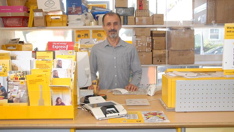 Geschäftsführer Mustafa Aydin hat eine Poststelle in seinem türkischen Supermarkt in der Breslauer Straße in der Kitzinger Siedlung. Die Post bringt ihm einiges an Laufkundschaft. Geschäftsführer Mustafa Aydin hat eine Poststelle in seinem türkischen Supermarkt in der Breslauer Straße in der Kitzinger Siedlung. Die Post bringt ihm einiges an Laufkundschaft.