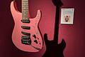 Gitarrensammlung von Jeff Beck: Ochsenblut und Tina Turner       -  Nach den Aufnahmen zu Tina Turners &bdquo;Private Dancer&rdquo; ließ sich Jeff Beck seine pinkfarbene Jackson-Grover-Gitarre von der Sängerin signieren - mit Messer und Nagellack.