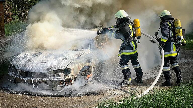 Die Feuerwehr Marktheidenfeld bei der Bekämpfung des Pkw-Brandes am Waldrand von Marienbrunn. Die Feuerwehr Marktheidenfeld bei der Bekämpfung des Pkw-Brandes am Waldrand von Marienbrunn.