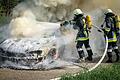 Die Feuerwehr Marktheidenfeld bei der Bekämpfung des Pkw-Brandes am Waldrand von Marienbrunn.