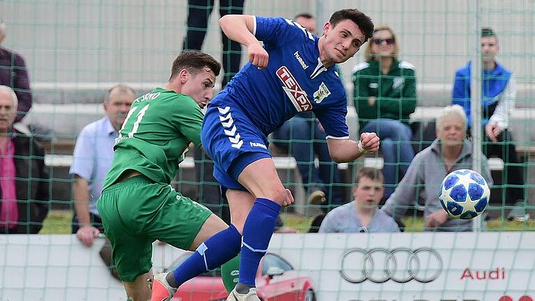 Durchaus akrobatisch: Florian Dietz (Großbardorf, grün) und der Sander Philipp Markof bemühen sich um den Ball. Durchaus akrobatisch: Florian Dietz (Großbardorf, grün) und der Sander Philipp Markof bemühen sich um den Ball.
