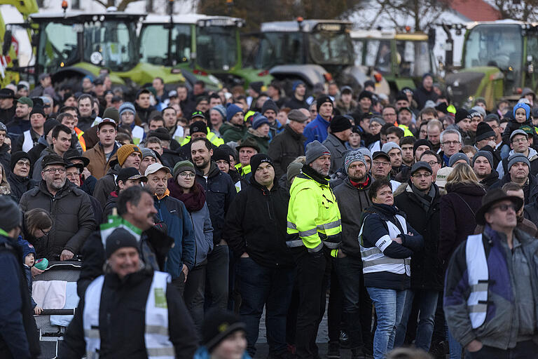 Die Stimmung unter den Demonstranten am Abend war aufgeheizt.