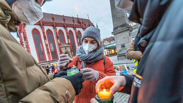 Ukraine-Krieg: Demonstrationszug mit grünen Lichtern durch die Innenstadt       -  Rund 200 Menschen nehmen am Samstag (05.03.22) an einer Demonstration für Frieden in der Ukraine auf dem Unteren Markt in Würzburg teil. Aufgerufen hat dazu der gemeinnützige Verein HERMINE e.V.. Unter dem Motto „Grünes Licht für Aufnahme. Leuchten für Menschlichkeit.“ ziehen die Teilnehmer mit grünen Lichtern durch die Innenstadt. Im Anschluss gibt es am Marktplatz noch Redebeiträge von Hermine sowie Seaeye.