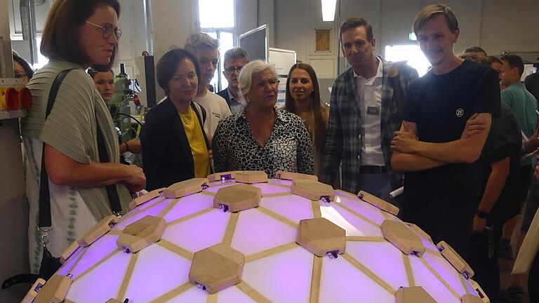 Kein UFO, sondern ein LED-Dome: Die Azubi-Infonacht bei ZF diente auch dazu, Scheu vor ungewohntem Design und neuer Technik abzubauen.