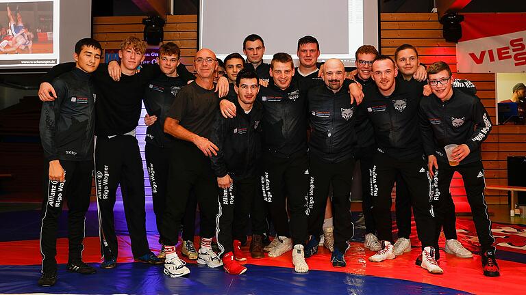 Die Ringer des RSV Schonungen feierten vergangene Saison die Meisterschaft in der Landesliga (Archivbild). Nun geht es in der Bayernliga auf die Matte: (von links) Abdul Tileules, Nino Puhalo, Linus Gerhardt, Co-Trainer Thomas Rösner, Tim Benkert, Willi Merz, Alex Mandica, Flo Doile, Tobi Hofmann, Tobi Doile, Trainer Marco Greifelt, Lucian Topf, Andy Hümpfer, Robert Konschu, Darren Thiergärtner. Die Ringer des RSV Schonungen feierten vergangene Saison die Meisterschaft in der Landesliga (Archivbild). Nun geht es in der Bayernliga auf die Matte: (von links) Abdul Tileules, Nino Puhalo, Linus Gerhardt, Co-Trainer Thomas Rösner, Tim Benkert, Willi Merz, Alex Mandica, Flo Doile, Tobi Hofmann, Tobi Doile, Trainer Marco Greifelt, Lucian Topf, Andy Hümpfer, Robert Konschu, Darren Thiergärtner.