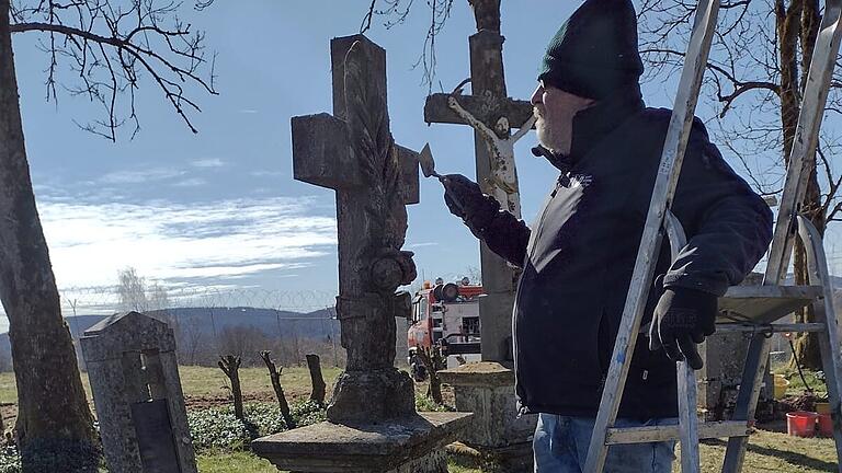 Dietmar Ullrich entfernt Flechten von einem der alten Grabsteine. - Dietmar Ullrich entfernt Flechten von einem der alten Grabsteine. Dietmar Ullrich entfernt Flechten von einem der alten Grabsteine. - Dietmar Ullrich entfernt Flechten von einem der alten Grabsteine.