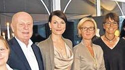 Golferinnen kämpfen um Pokale       -  (Hops)   Im Golfklub Würzburg wetteiferten die Frauen um den &bdquo;Juwelier Vogl & Eliane Moden Ladies Cup'. Unser Bild zeigt (von links) Gisela Kempf (Siegerin Netto A), Carolin Flaskamp (Bruttosiegerin), Rudi May (Klubpräsident), Elena Baltes (Siegerin Netto B), Jeanette Schafelner (Sponsorin), Dr. Gudrun Trimbach (Siegerin Netto C), Christine Wolf, Walter Schafelner und Eliane Broermann (alles Sponsoren).
