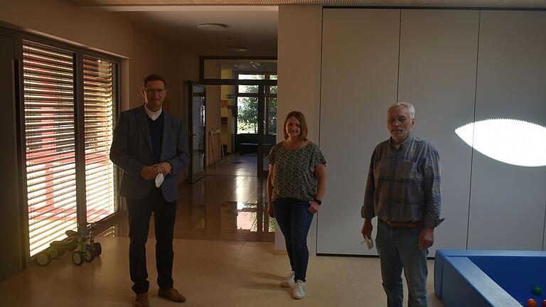 Stehen im Verbindungsabschnitt zwischen "altem" und "neuem" Kindergarten: (Von links) Pfarrer Dr. Andreas Krefft, Kindergartenleiterin Christina Wolf und Eduard Lyschick, ehrenamtlicher Geschäftsführer. Stehen im Verbindungsabschnitt zwischen "altem" und "neuem" Kindergarten: (Von links) Pfarrer Dr. Andreas Krefft, Kindergartenleiterin Christina Wolf und Eduard Lyschick, ehrenamtlicher Geschäftsführer.