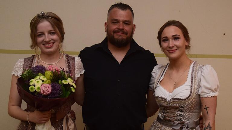 Weinbauvereinsvorsitzender Matthias Heckel dankte Julia Fleischer (rechts) für ihr Engagement. Zugleich freut er sich auf die Zusammenarbeit mit Sophia Brückner. Weinbauvereinsvorsitzender Matthias Heckel dankte Julia Fleischer (rechts) für ihr Engagement. Zugleich freut er sich auf die Zusammenarbeit mit Sophia Brückner.